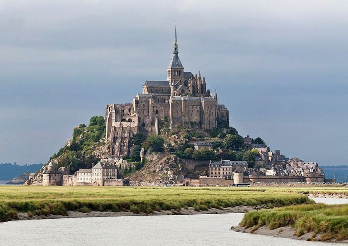 ZAMKI, PAŁACE - Mont Saint Michel, Francja.jpg